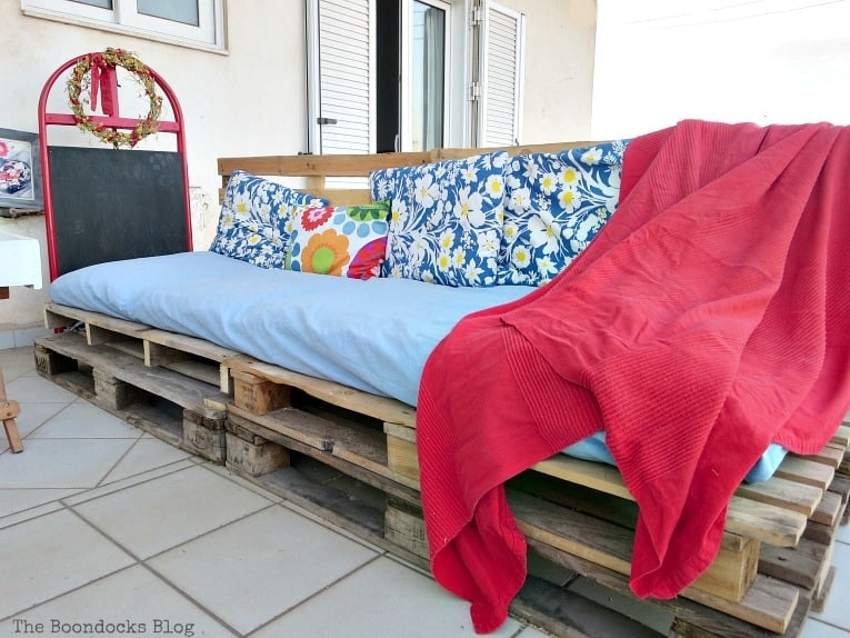 Easy Pallet Couch